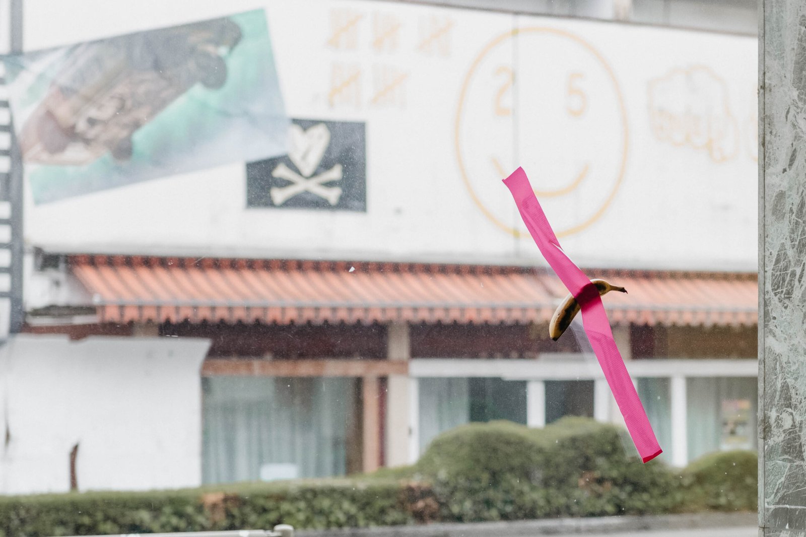 A banana flued to a window of Roxy Birsfelden with pink duct tape to illustrate the value of ideas for a keynote / reading of Christian Hansen in Basel.